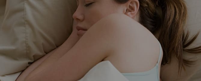 Dormir de cabelos preso pode prejudicar os fios?