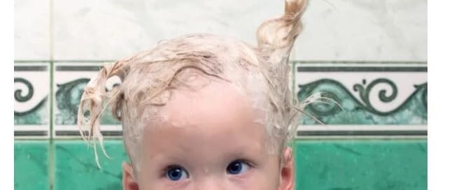 sem choro na hora de lavar o cabelo do bebê Crescer - Lavar o cabelo do bebê