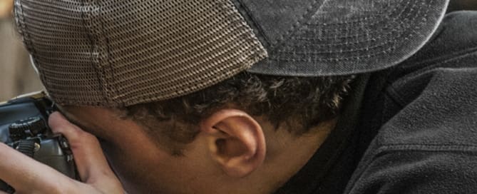 Usar rabo de cavalo ou boné todo dia causa queda dos cabelos?