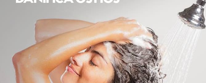 Lavar os cabelos com água quente danifica os fios