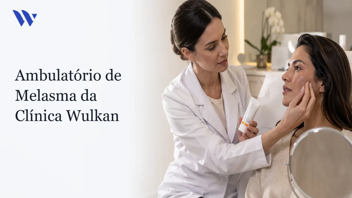 Dermatologista da Clínica Wulkan avaliando paciente em consultório — Ambulatório de Melasma da Clínica Wulkan