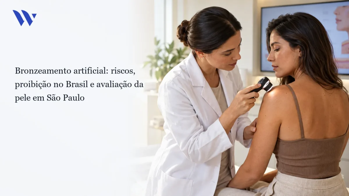 Dermatologista da Clínica Wulkan avaliando paciente em consultório — Bronzeamento artificial: riscos, proibição no Brasil e avaliação da pele em São Paulo
