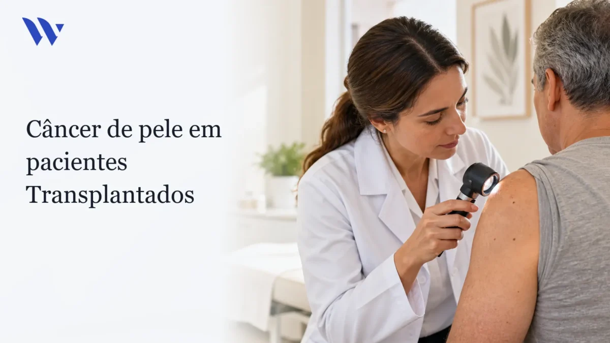 Dermatologista da Clínica Wulkan avaliando paciente em consultório — Câncer de pele em pacientes Transplantados