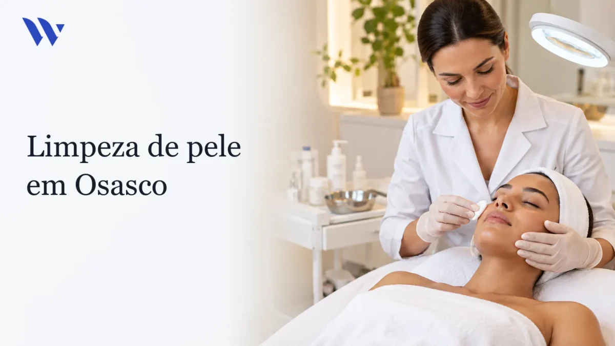 Dermatologista da Clínica Wulkan avaliando paciente em consultório — Limpeza de pele em Osasco
