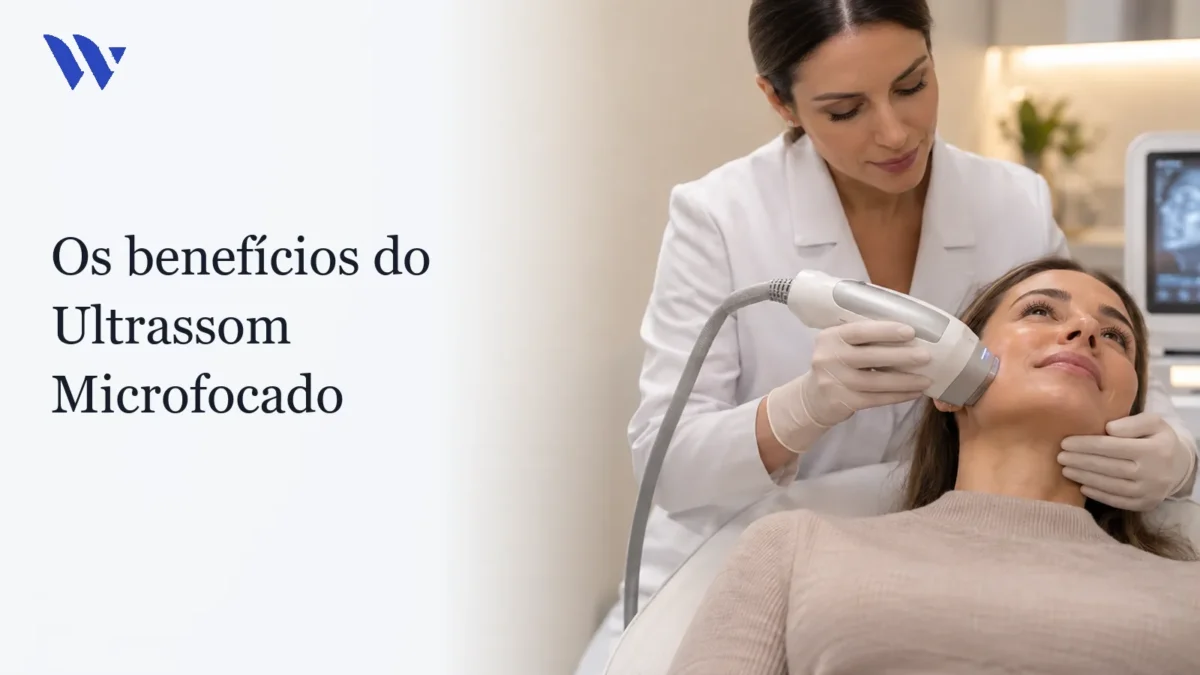Dermatologista da Clínica Wulkan avaliando paciente em consultório — Os benefícios do Ultrassom Microfocado