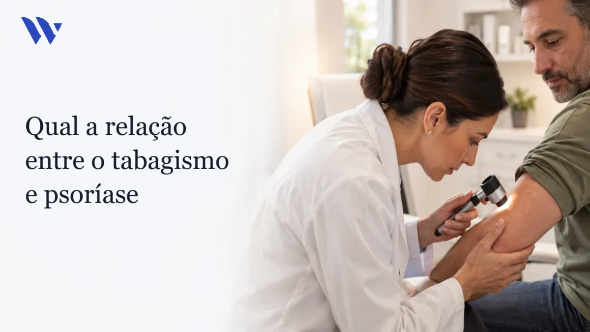 Dermatologista da Clínica Wulkan avaliando paciente em consultório — Qual a relação entre o tabagismo e psoríase